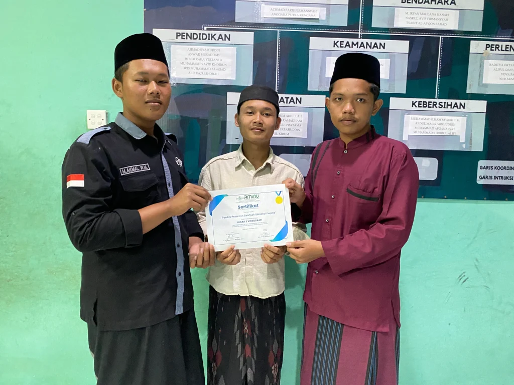 Tiga santri Pondok Sepanjang pemenang Juara 3 Videografi RMI Fest Kabupaten Malang memegang sertifikat penghargaan