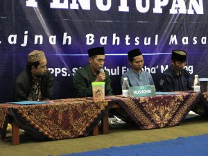 Suasana musyawarah penutupan Lajnah Bahtsul Masa’il di Pondok Pesantren Salafiyah Shirothul Fuqoha Malang dengan dewan mushohih dan peserta forum.