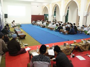 Santri mengikuti forum Bahtsul Masail PPS Shirothul Fuqoha membahas isu fikih kontemporer di aula pesantren.
