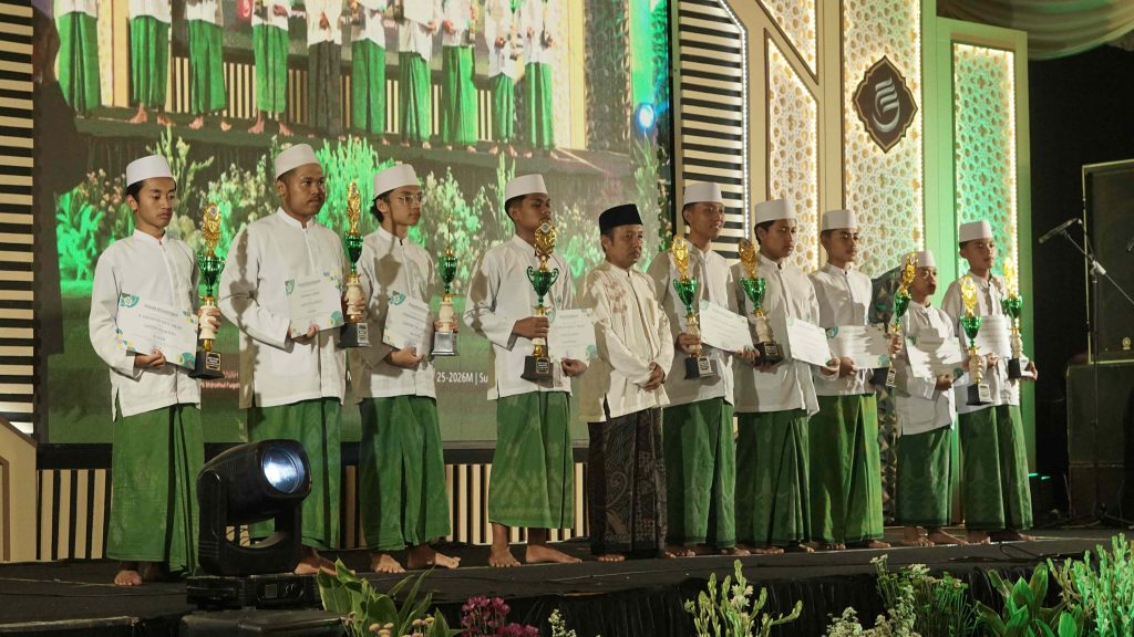 Sembilan santri teladan Madrasah Diniyah Takmiliyah (MDT) jenjang Ibtidaiyah, Tsanawiyah, dan Aliyah PPS Shirothul Fuqoha' dalam acara Gelar Prestasi.