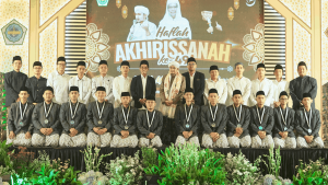 Foto bersama para kiai, ustaz, dan santri wisudawan di atas panggung acara Haflah Akhirussanah ke-49 Pondok Pesantren Shirothul Fuqoha'.