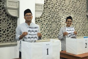 Dewan Pengurus menunjukkan surat suara saat pemungutan suara PEMIRA Shirothul Fuqoha 2026