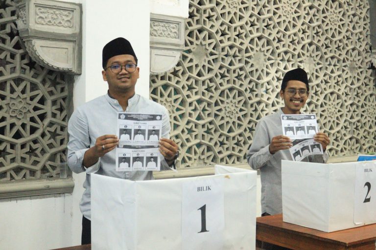 Dewan Pengurus menunjukkan surat suara saat pemungutan suara PEMIRA Shirothul Fuqoha 2026