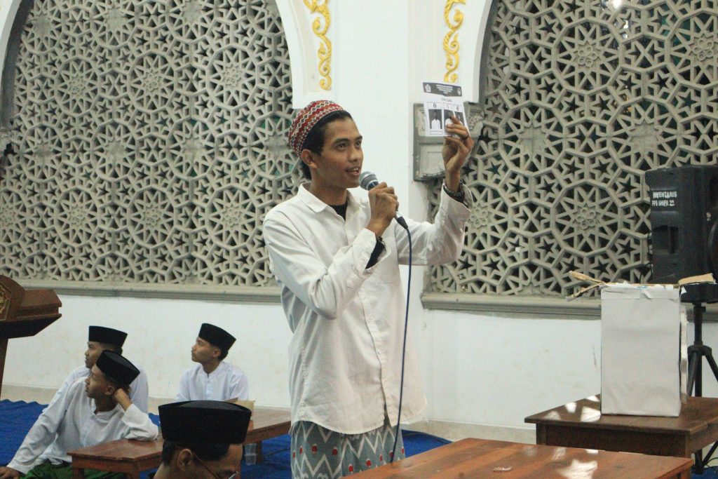Panitia menunjukkan surat suara saat proses penghitungan suara PEMIRA Shirothul Fuqoha 2026