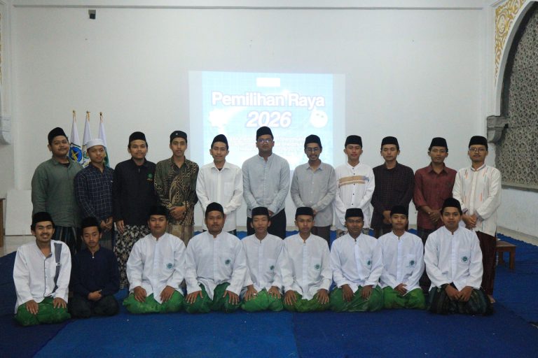 Peserta dan kandidat PEMIRA Shirothul Fuqoha 2026 berfoto bersama setelah kegiatan pemilihan