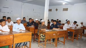 Santri belajar di kelas Pondok Pesantren Shirothul Fuqoha Malang