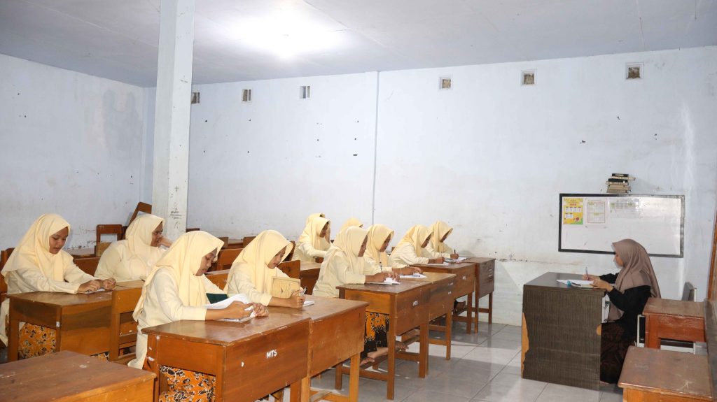 Santri putri belajar di kelas Pondok Pesantren Shirothul Fuqoha Malang