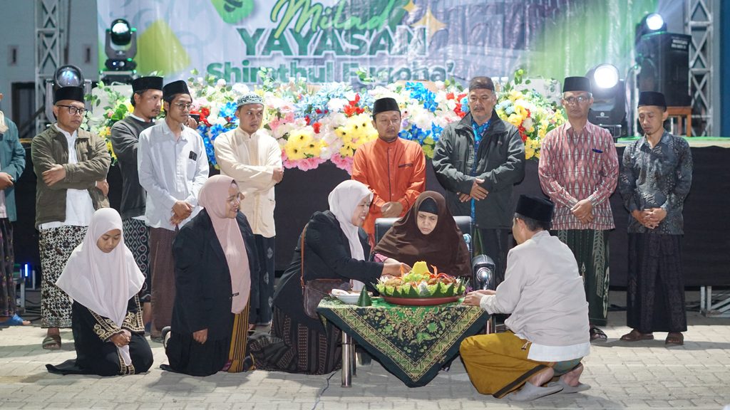 Prosesi potong tumpeng oleh Penyasuh Nyai Hj. Siti Zulfa, didampingi oleh pimpinan lembaga dan pengurus yayasan