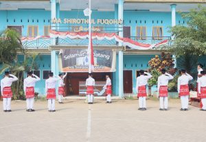 Pengibaran bendera dalam upacara HUT ke-81 RI Shirothul Fuqoha