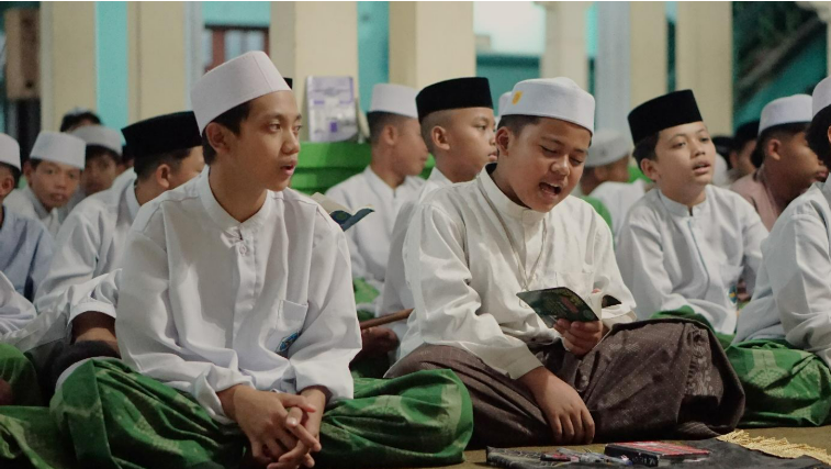 santri sepanjang menghayati lantunan sholawat